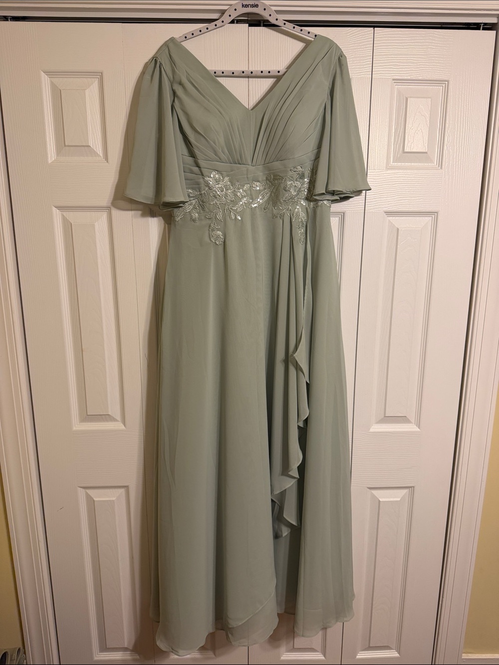 Elegant Sage Green V-Neck Evening Dress with Floral Waist Embroidery